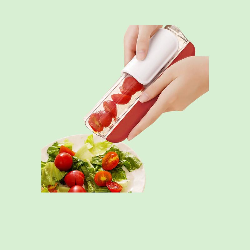 Coupe-tomates multifonction en cours d’utilisation pour trancher des tomates fraîches