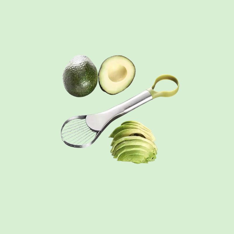 couteau à avocat inox avec tranches d’avocat et avocat entier, découpe propre et précise