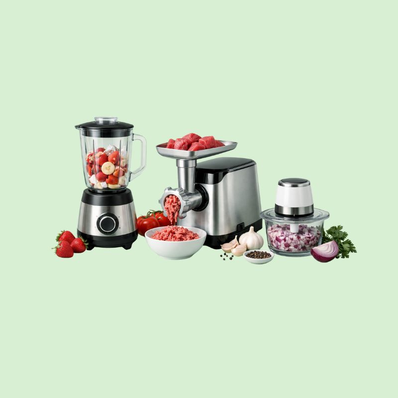 Mixeur électrique, hachoir à viande et mixeur à légumes avec légumes autour