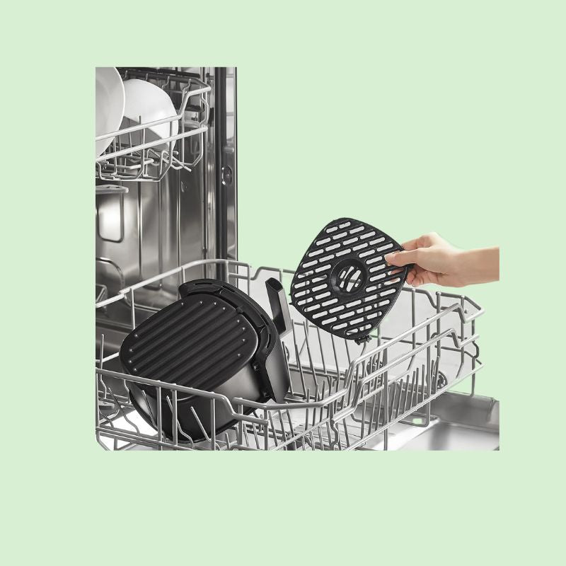 Accessoires amovibles de la friteuse à air 2 litres placés dans le lave-vaisselle pour un nettoyage facile