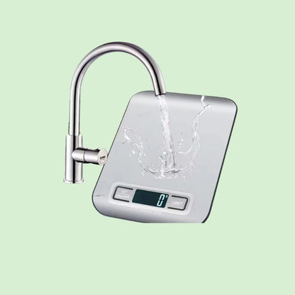 Balance de cuisine digitale en inox en cours de lavage sous le robinet, facile à nettoyer
