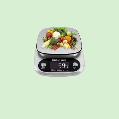 Balance de cuisine digitale en inox en train de peser des légumes avec précision de 1 g jusqu’à 10 kg
