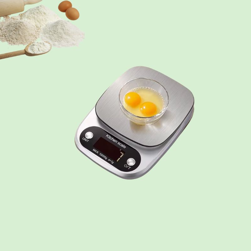 Balance de cuisine digitale en inox pesant des œufs cassés avec précision de 1 g jusqu’à 10 kg

