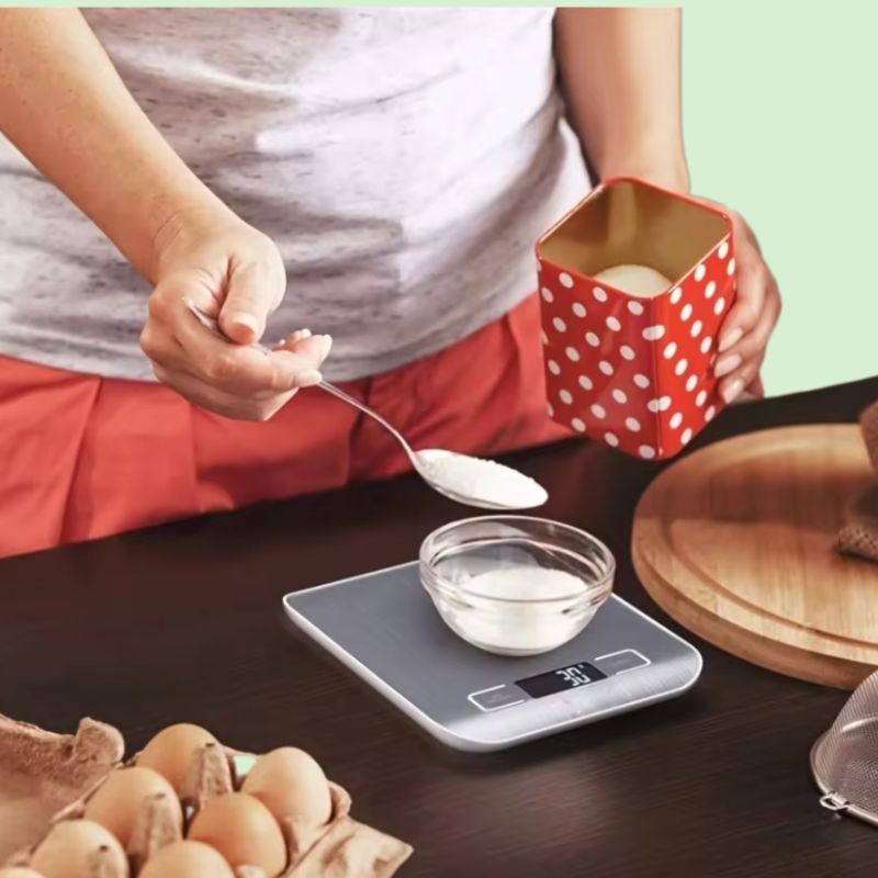 Balance de cuisine digitale en inox pesant du sucre avec précision de 1 g jusqu’à 5 kg
