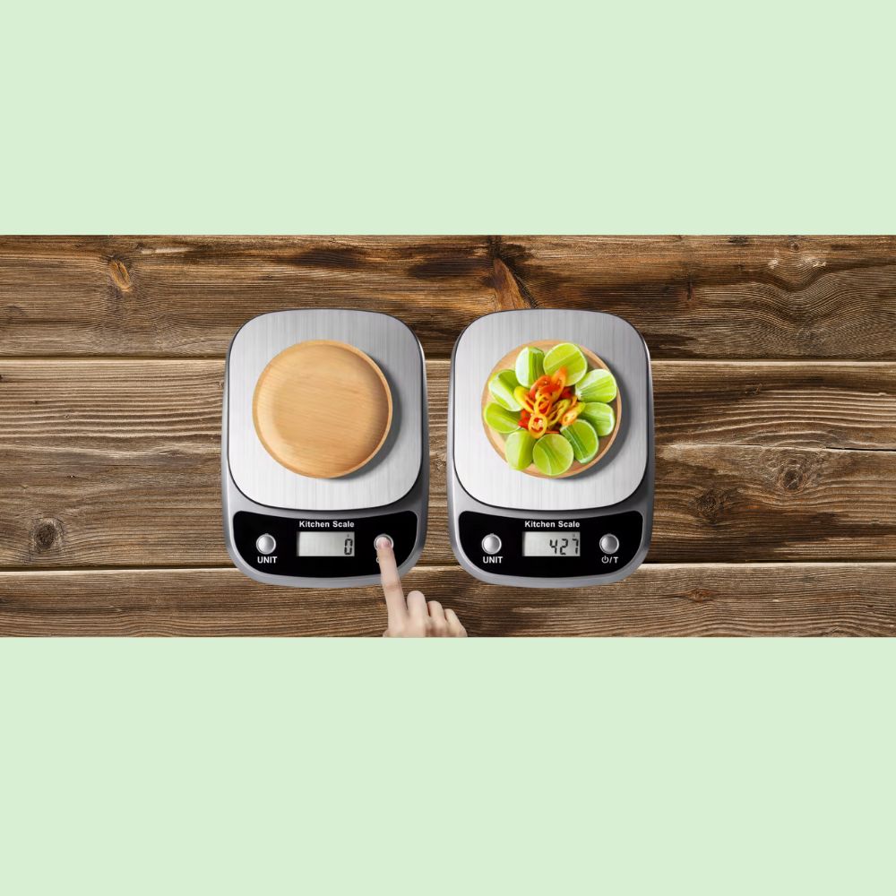 Balance de cuisine digitale en inox en cours d’utilisation .
