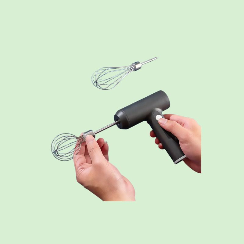Batteur électrique sans fil montrant le changement de tête/accessoire