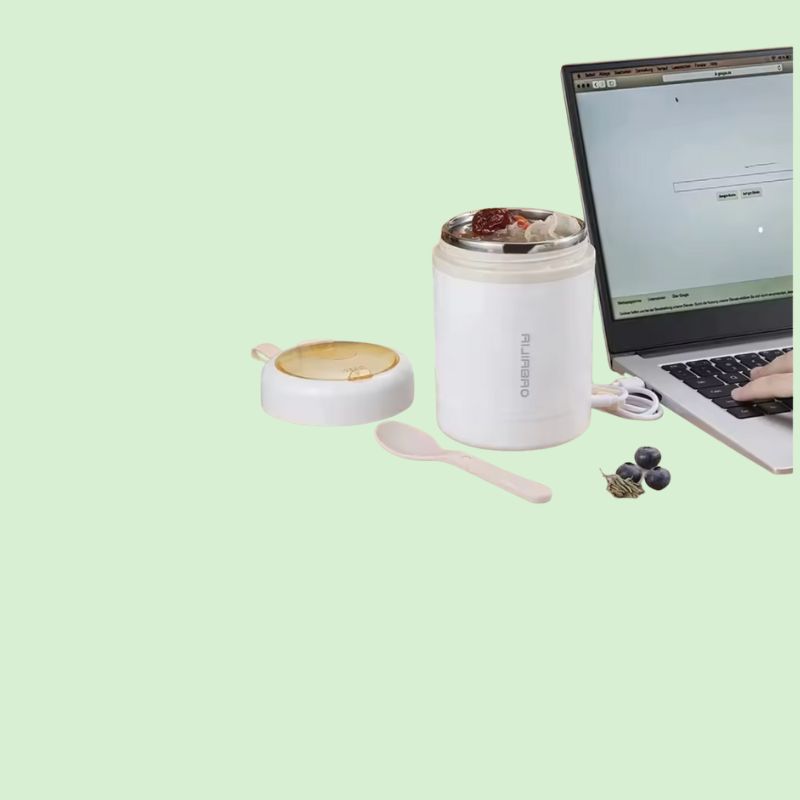 Boîte chauffante électrique inox 0,6 L en train de réchauffer un plat, branchée à un ordinateur via USB