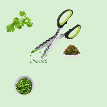 Ciseaux de cuisine 5 lames en inox placés près de coriandre et de ciboulette fraîchement coupées