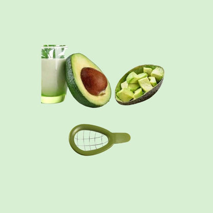 coupe-avocat en inox avec des dés d’avocat prêts pour la préparation
