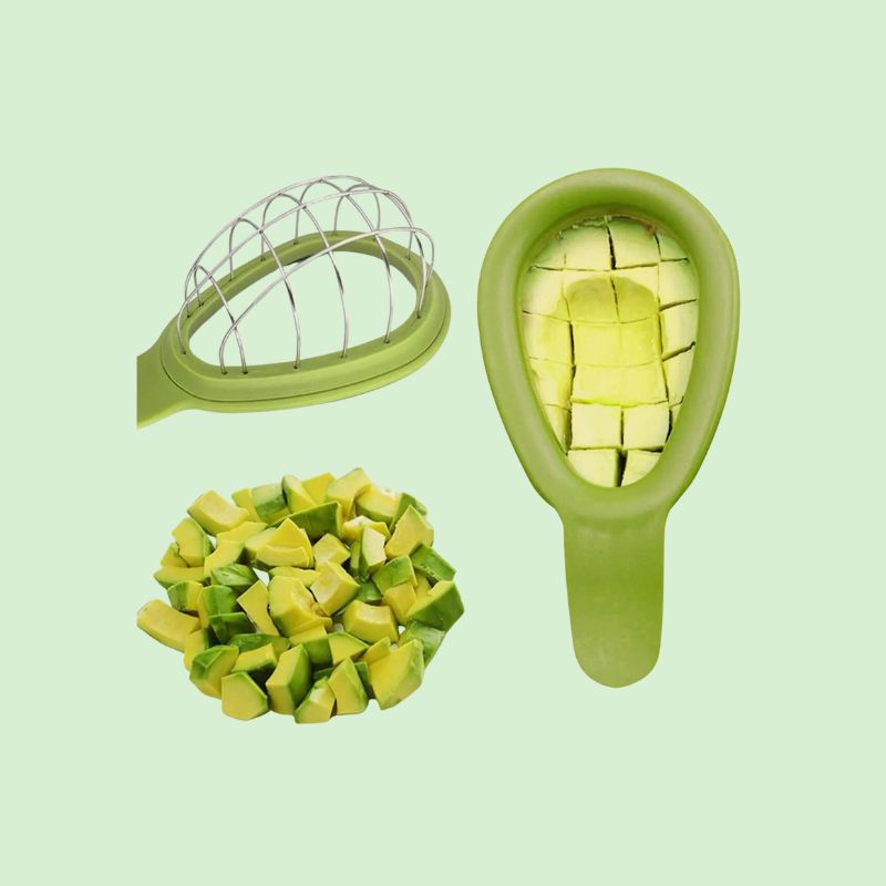 coupe-avocat en inox avec cubes d’avocat découpés
