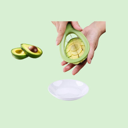 coupe-avocat en inox en action sur un avocat