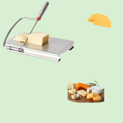 Coupe-fromage en inox posé à côté d’un plateau de fromages variés