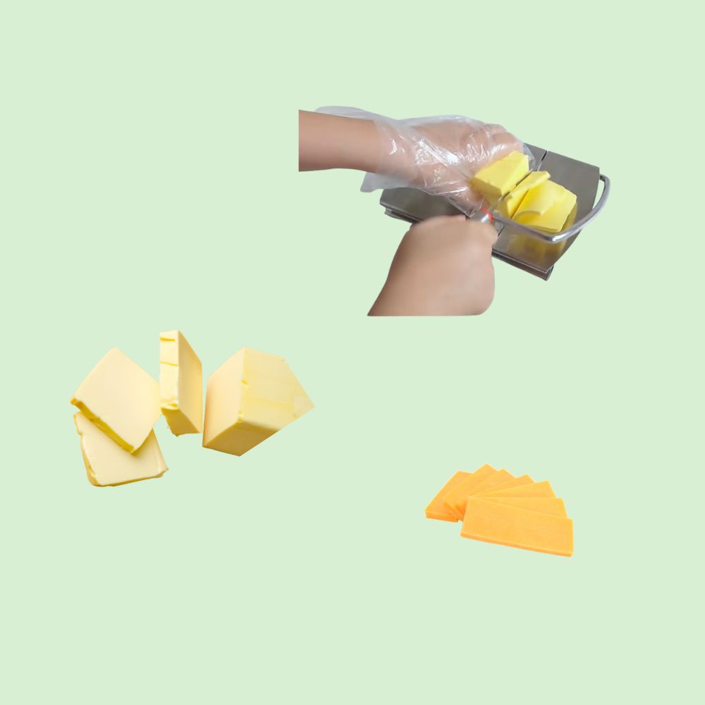 Coupe-fromage en inox tranchant du beurre à côté de tranches de beurre et de fromage prêtes à servir