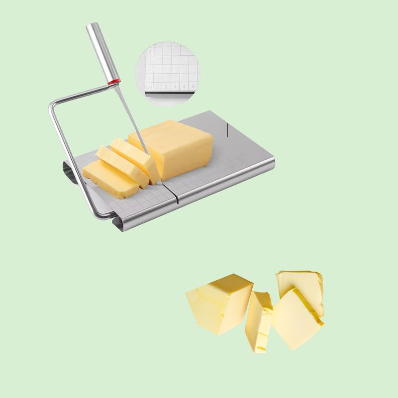 Coupe-fromage en inox en train de trancher du beurre
