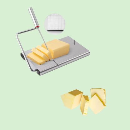 Coupe-fromage en inox en train de trancher du beurre