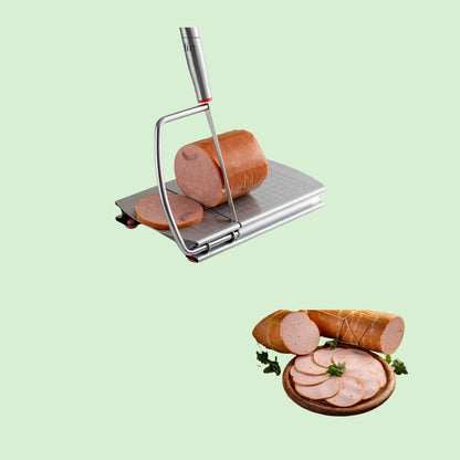 Coupe-fromage en inox en train de trancher du saucisson à côté d’un plateau de charcuterie