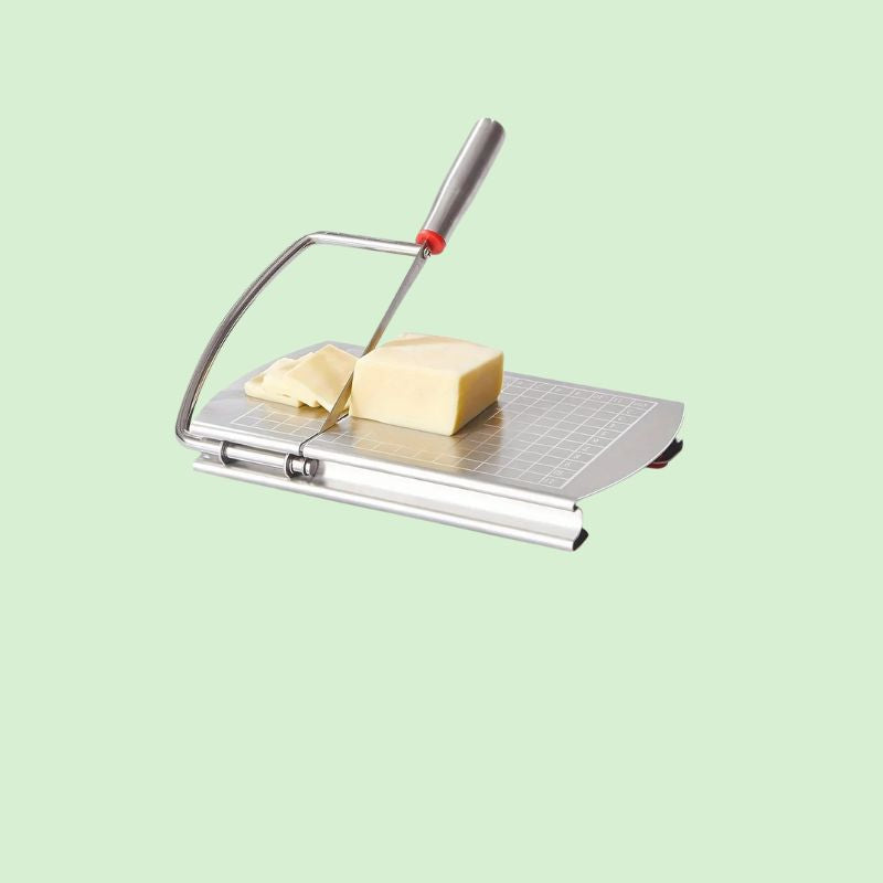 Coupe-fromage en inox en train de trancher du fromage