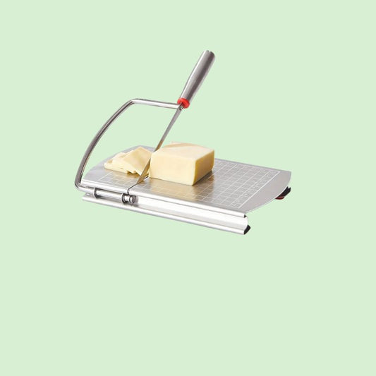 Coupe-fromage en inox en train de trancher du fromage