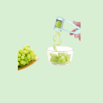 Coupe-fruits en train de couper des raisins en quartiers