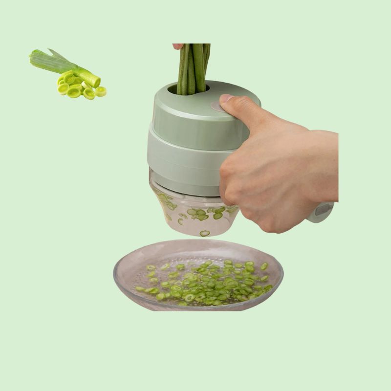 Coupe-légumes et hachoir sans fil 4-en-1 en train de couper un poireau.