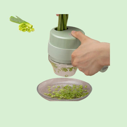 Coupe-légumes et hachoir sans fil 4-en-1 en train de couper un poireau.