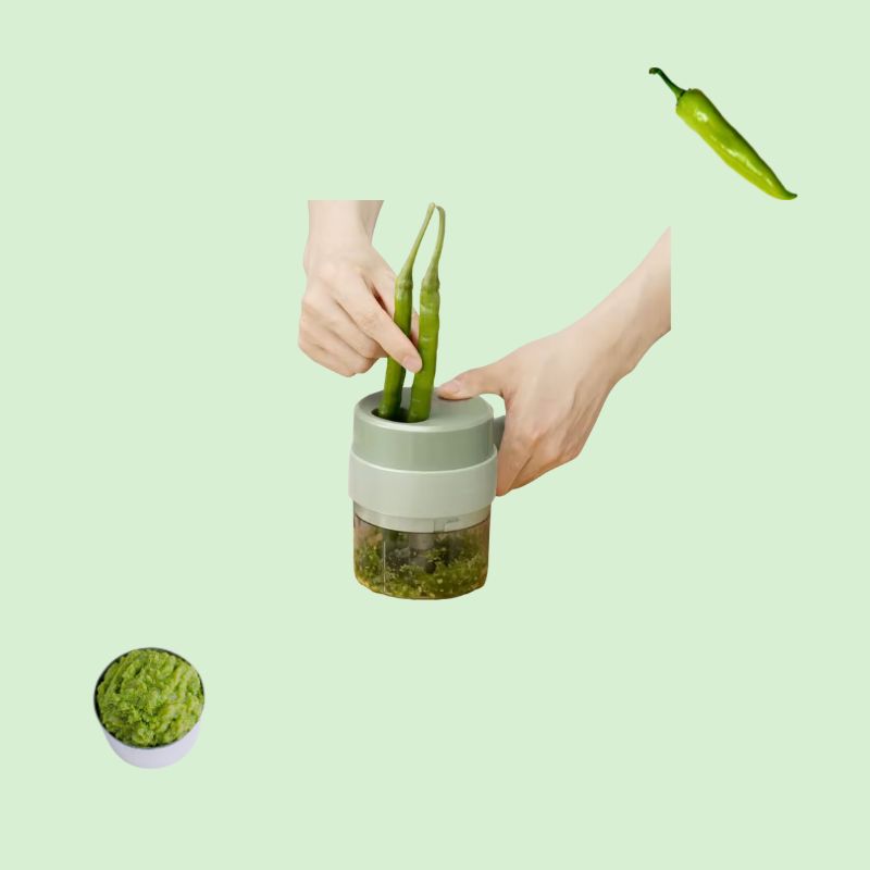 Coupe-légumes et hachoir sans fil 4-en-1 en train de hacher un piment.