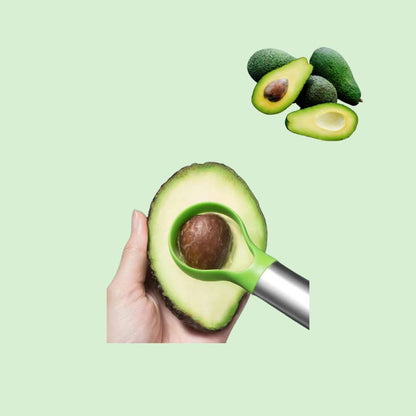 couteau à avocat inox en train d’enlever le noyau de l’avocat, préparation facile et rapide