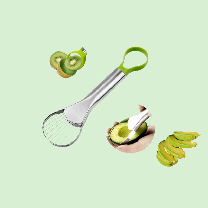 couteau à avocat inox en train de trancher un avocat avec des tranches à côté et un kiwi