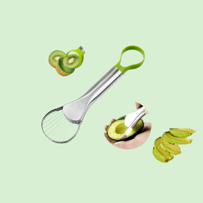 couteau à avocat inox en train de trancher un avocat avec des tranches à côté et un kiwi