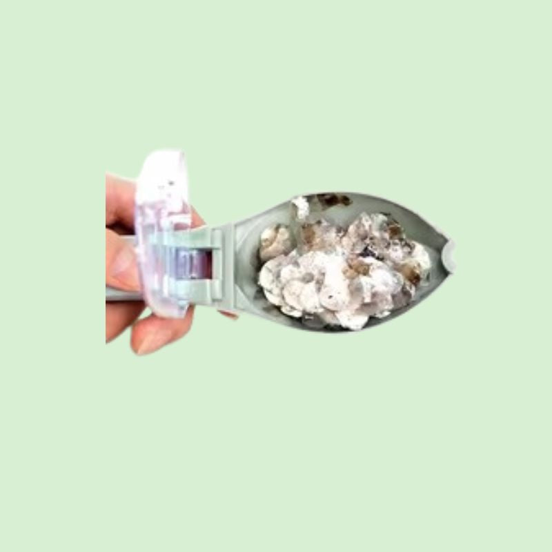 Écailleur de poisson en plastique contenant des écailles.