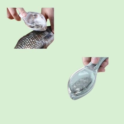 Deux écailleurs de poisson en plastique, l’un ayant fini d’enlever les écailles et l’autre rempli d’écailles.