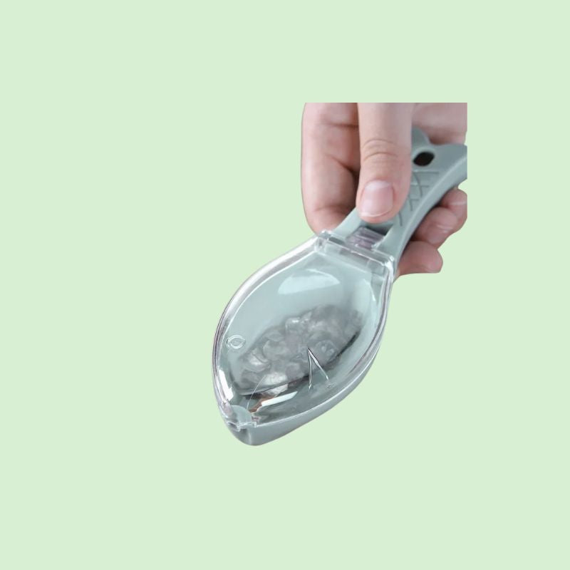 Écailleur de poisson en plastique rempli d’écailles