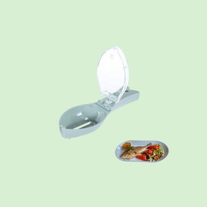 Écailleur de poisson en plastique a cote un poisson saute avec ses garnitures