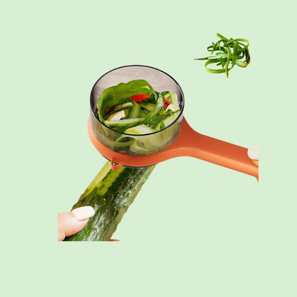 éplucheur avec bac récupérateur en action pour éplucher un concombre facilement