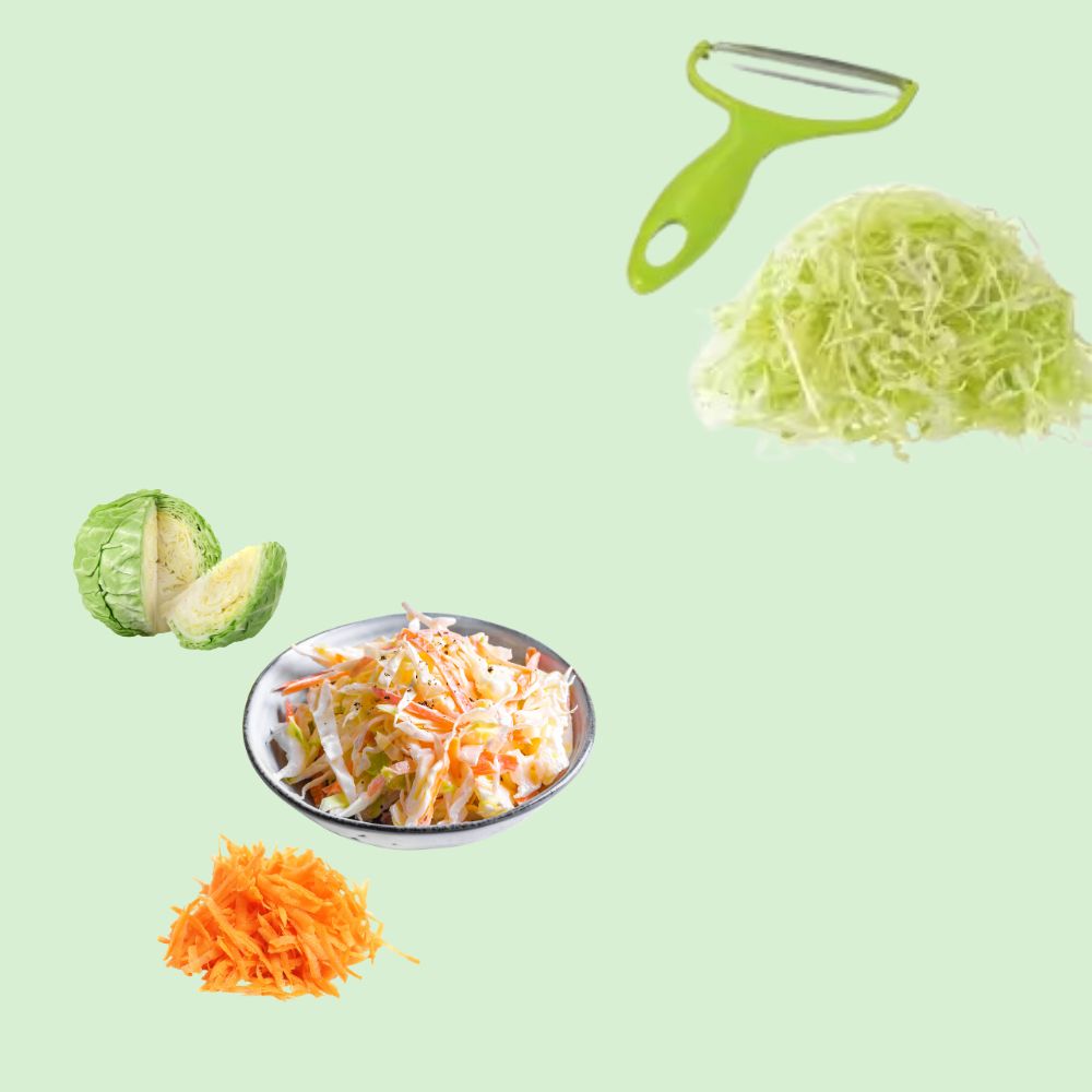 Éplucheur en acier inoxydable posé à côté d’une salade composée de chou blanc et de carottes râpées, illustrant le résultat et la polyvalence du produit.