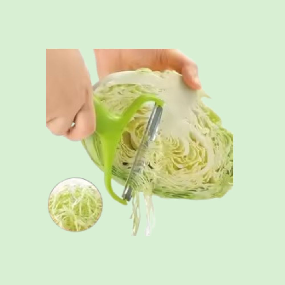 Éplucheur en acier inoxydable en train de râper du chou blanc, montrant clairement comment utiliser le produit en cuisine.

