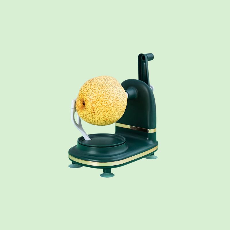 Éplucheur manuel multifonction en train d’éplucher une poire facilement et rapidement