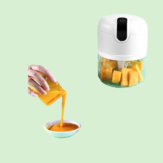 Hachoir électrique multifonction en train de mixer un potimarron.