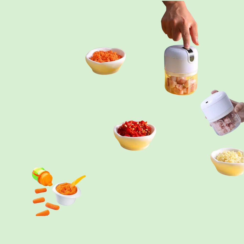 Hachoir électrique multifonction en train de mixer la viande avec légumes mixés autour