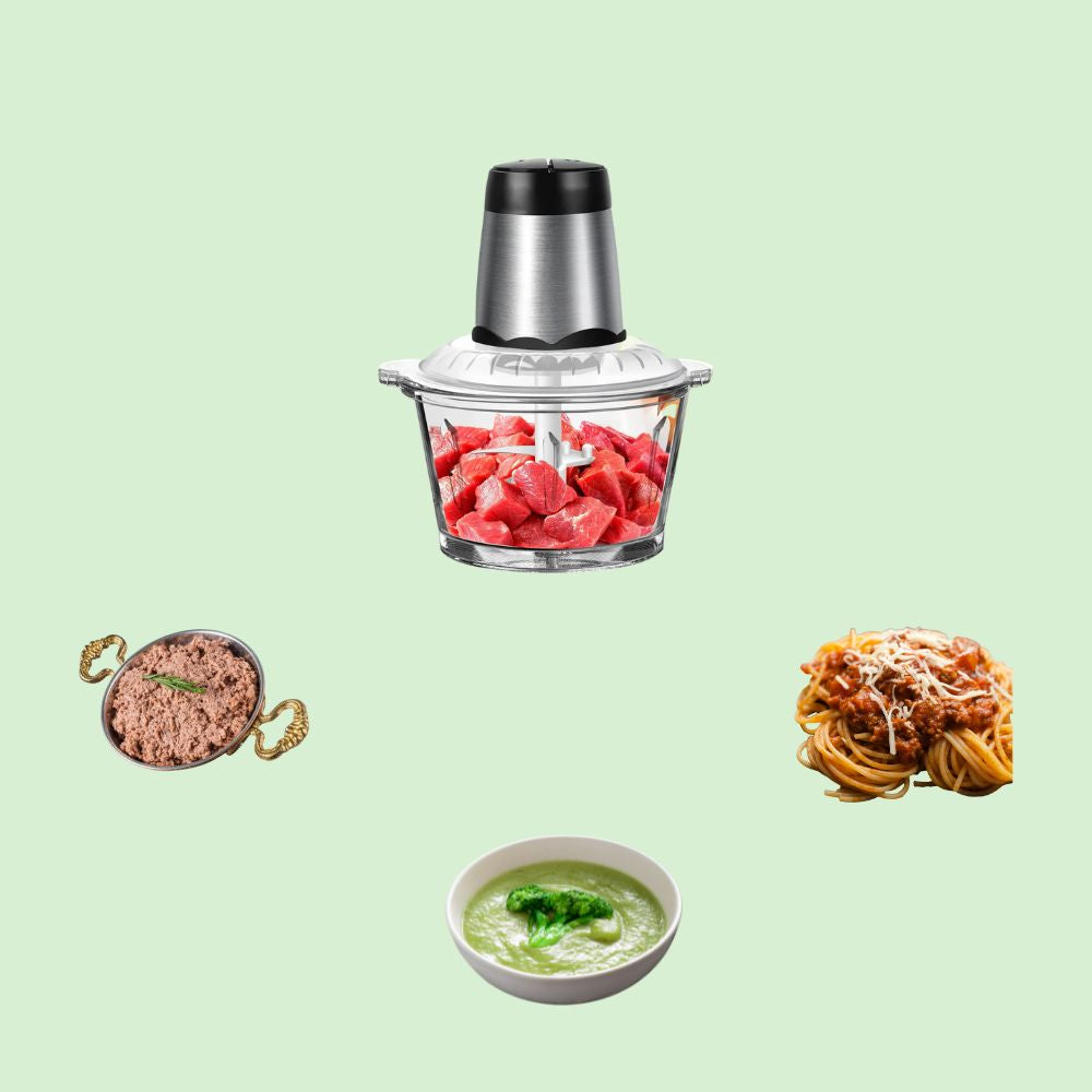 Hachoir électrique au centre avec viande hachée, spaghetti bolognaise et purée de brocoli à côté, illustrant la polyvalence et la créativité en cuisine .