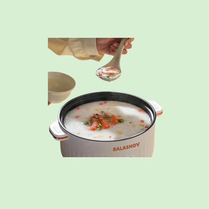 Soupe en préparation dans une marmite électrique