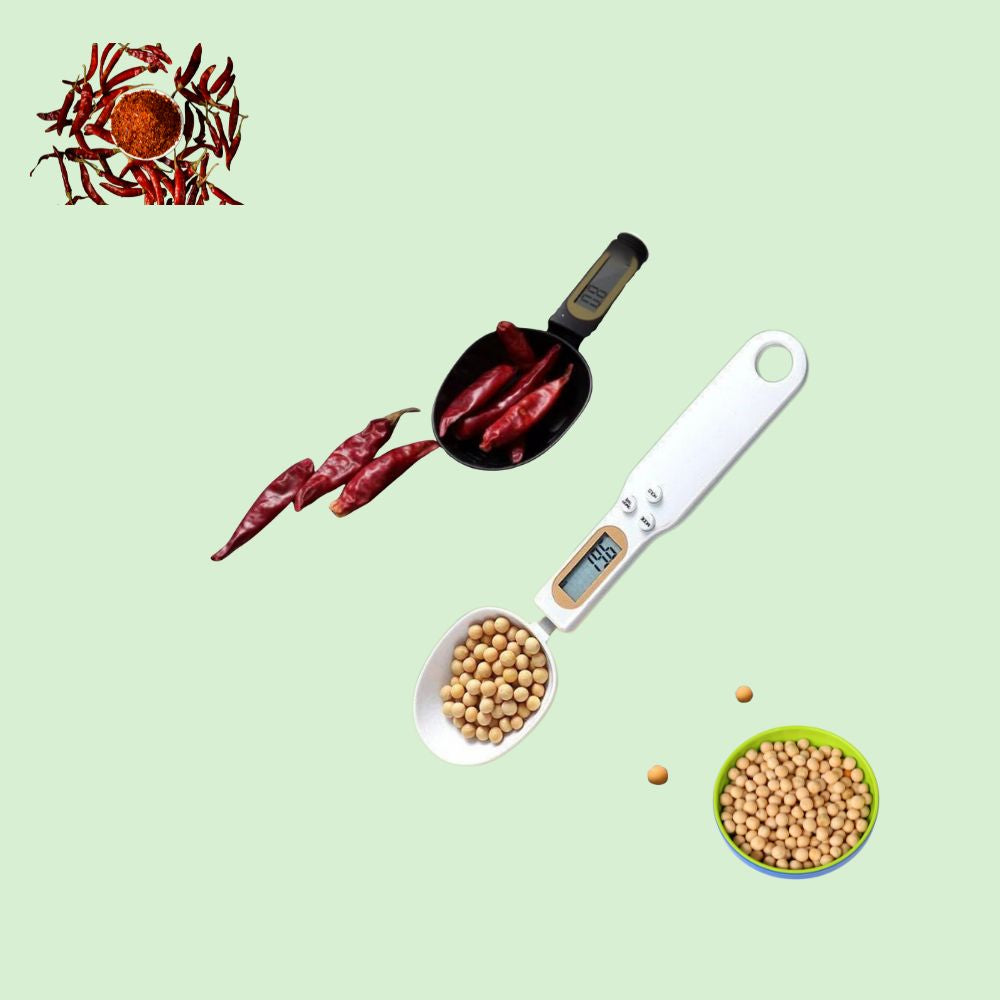 Mini balance de cuisine électronique pesant un piment et un pois sec, illustrant sa précision pour différents ingrédients.