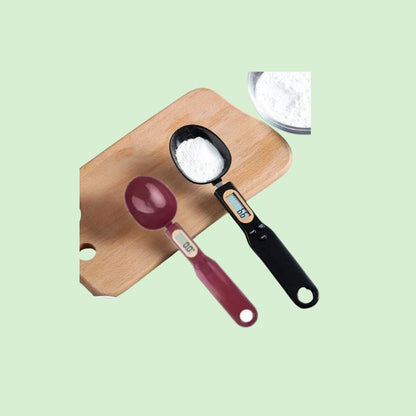 Deux mini balances de cuisine électroniques, l’une contenant de la poudre et l’autre vide.