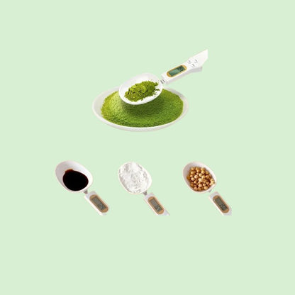 Mini balance de cuisine électronique pesant différents produits : poudre, liquide et grains.