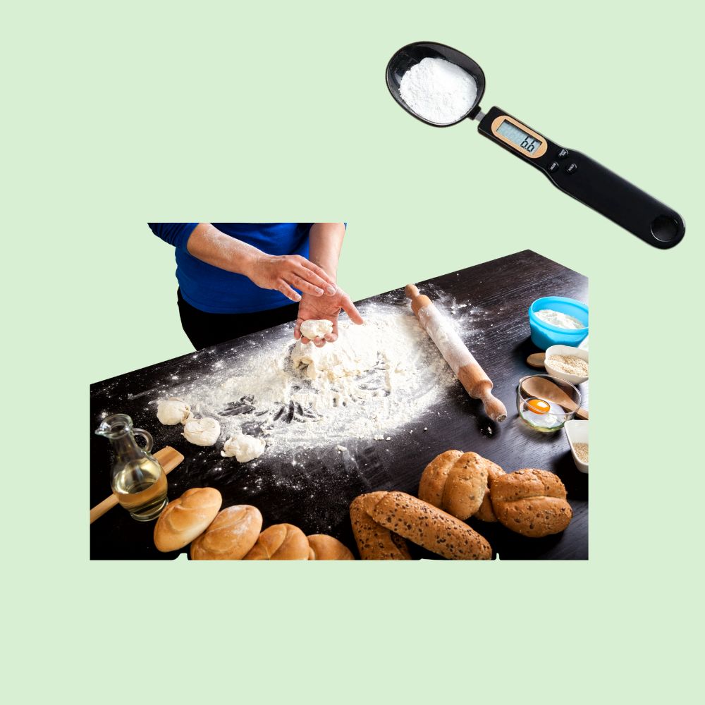 Mini balance de cuisine électronique utilisée pour peser différents ingrédients, rendant la préparation rapide et facile.