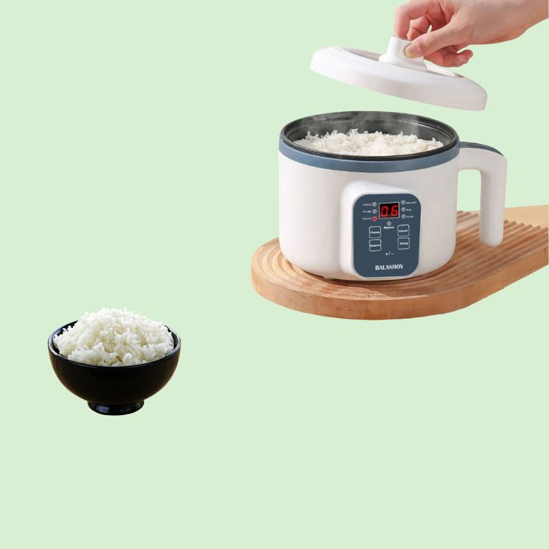 Mini cuiseur à riz électrique 1,7L avec cuve antiadhésive, présenté avec un bol de riz.