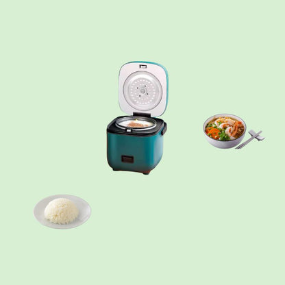 Mini cuiseur à riz électrique en train de préparer du riz, avec une assiette de riz et une autre préparation à côté.