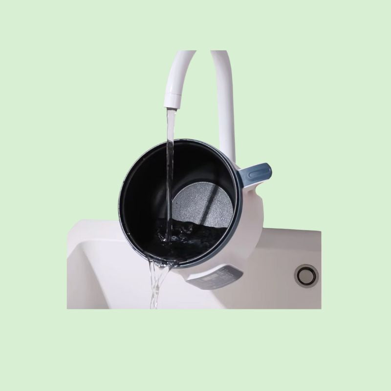 Mini cuiseur à riz électrique avec cuve antiadhésive, illustrant le lavage et l’entretien après la cuisson.