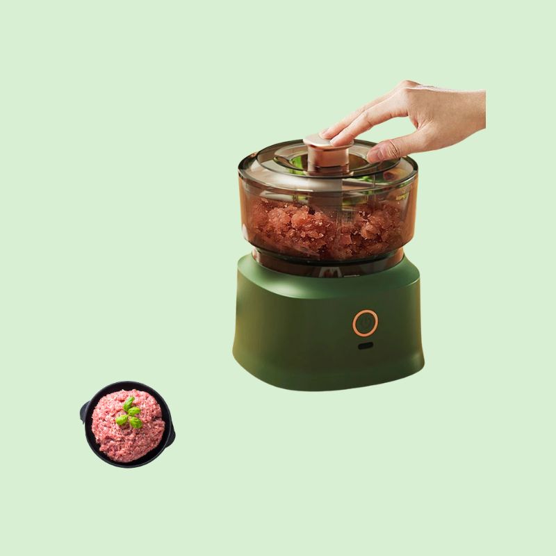 Mini hachoir électrique 350 ml en train de hacher de la viande.