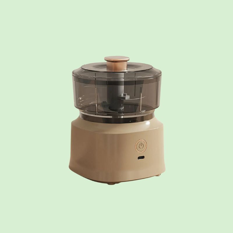 Mini hachoir électrique 350 ml de couleur marron.